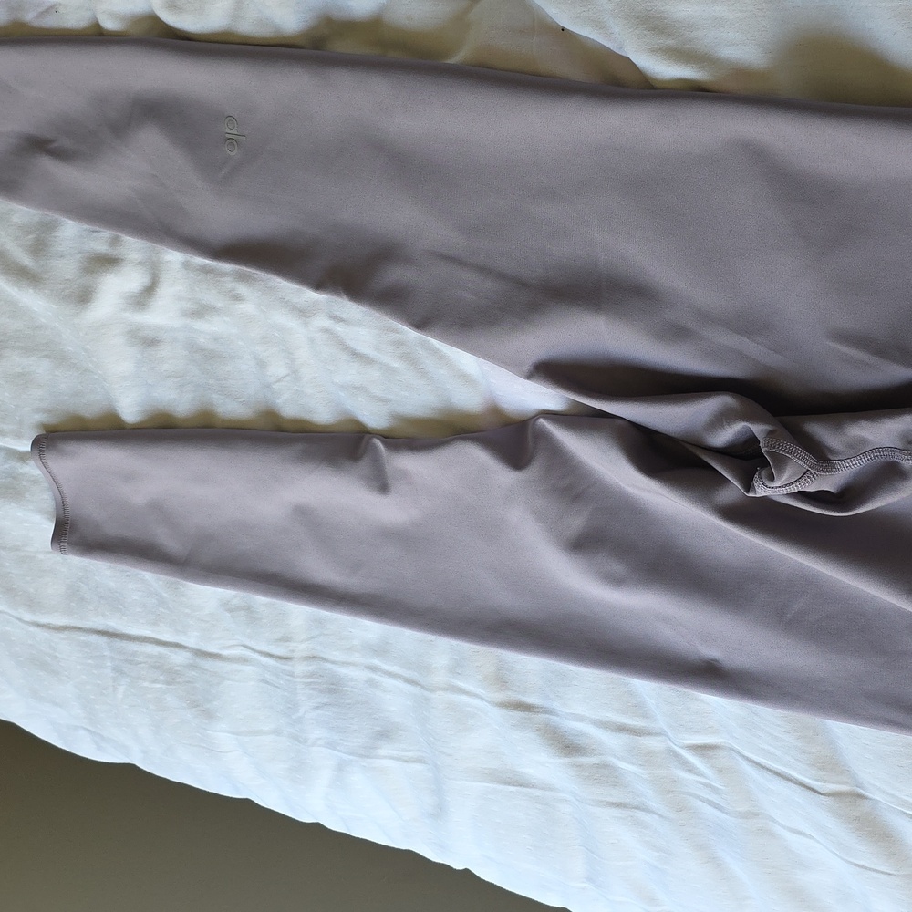 ALO Yoga Lavender Leggings - Picture 3 of 5